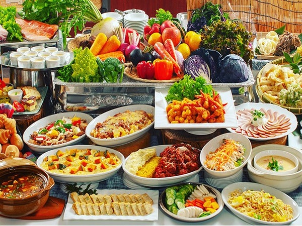 ■【静岡】早春の香りに包まれて♪梅と富士の競演〈岩本山公園〉&地産地消グルメ!ビュッフェレストランで食べ放題&いちご狩り食べ放題!あさぎりフードパーク&道の駅朝霧高原でお買い物♪1